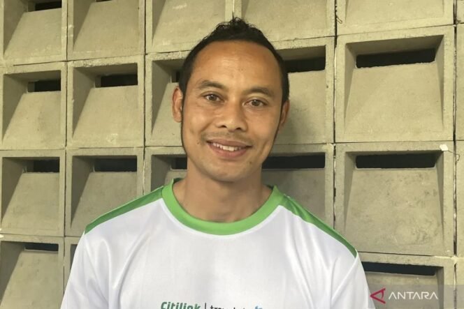 
					Atef, Mantan kapten Persib