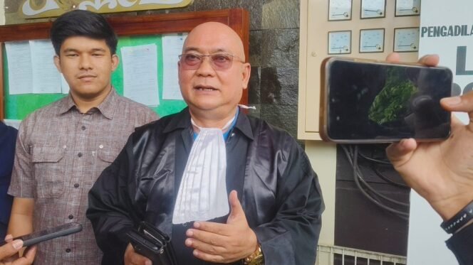 
					Poto: Kuasa hukum Dawam, Sukarmin memberikan keterangan usai sidang ( ist).