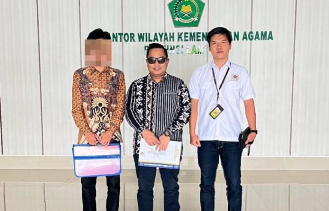 
					Kuasa hukum SDC, Debi Oktarian, S.H. bersama kelennya (ist).