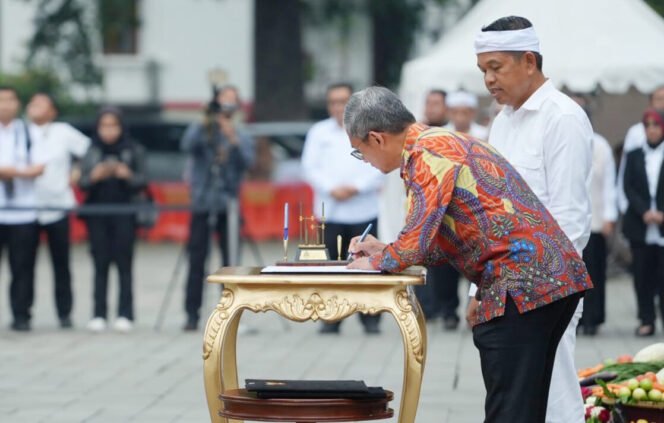 
					Poto : PTPN I Regional 2 menanda tangani Perjanjian Kerja Sama (PKS) tentang pembangunan Pembangunan Unit Sekolah Baru (USB) di Jawa Barat,