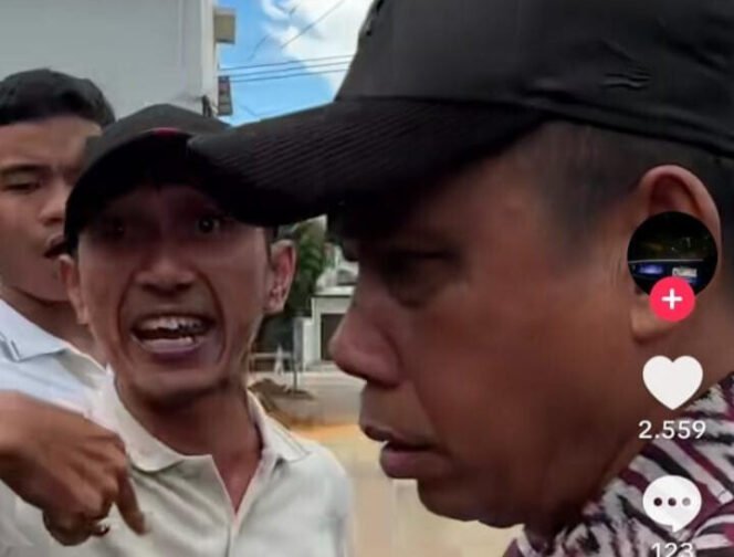 
					Oknum Anggota DPRD Kabupaten Lampung Tengah saat cekcok dengan tiga mahasiswa perguruan tinggi di Prov Lampung ( ist ).