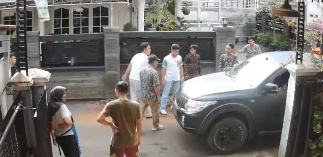 
					Poto Saat cekcok antara Mahasiswa dan Oknum Anggota DPRD Lamteng (ist).