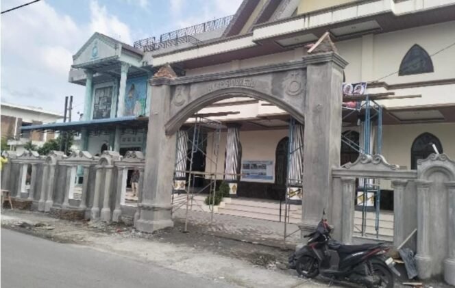 
					Puluhan gereja di Sumatera dan Kalimantan telah menerima bantuan dari PTPN IV PalmCo, Subholding PTPN III ( Poto Istimewa).