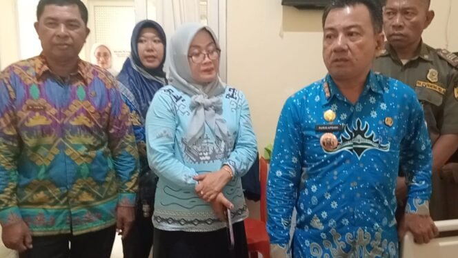 
					Camat kalianda saat meninjau kondisi Fasien di rs Bob Bazar kalianda ( poto Yan).