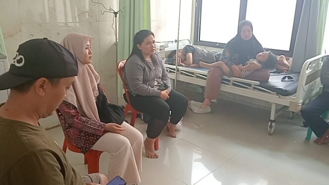 
					Orang tua pasien Murid SMP 2 kalianda saat idorumah sakit Kalianda (poto istimewa)