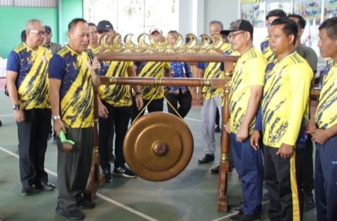 
					Poto; Bupati Drs. Hi. Qudrotul Ikhwan, BY, MM, menaruh gong tanda dimulainya PORKAB Tulang Bawang.