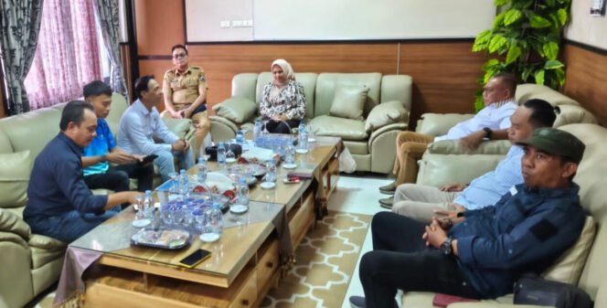 
					Panitia Pelaksana Konferkab PWI Lamsel saat audiensi dengan Ketua DPRD Lamsel