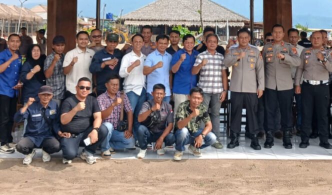 
					Poto: Kapokres Lamsel bersama jajaran Panitia Konferkab dan pengurus PWI Lamsel 