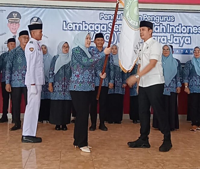 
					Poto: Bupati Lamsel mengukuhkan pengurus baru Dewan Pimpinan Daerah (DPD) Lembaga Seni Qosidah Indonesia (Lasqi) Nusantara Jaya Kabupaten Lampung Selatan ( Ist)