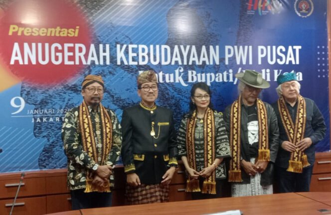 
					Poto: Bupati Lampung Utara Hamartoni Ahadis,  bersama dewan juri dan budayawan  Sudjiwo Tejo (dok PWI Lampung). 