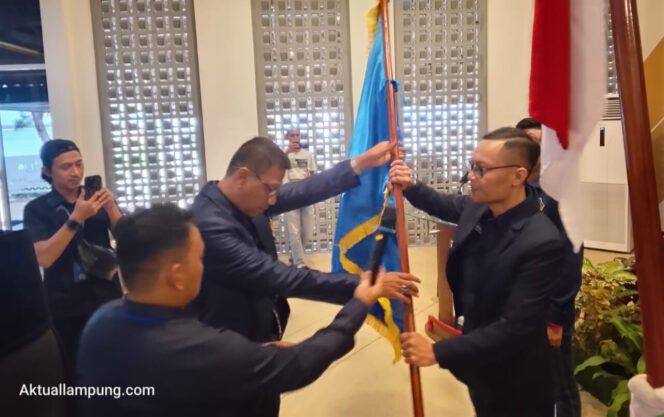
					Ketua PWI lampung Wirahadikusumah menyerahkan bendera petaka kepada ketua PWI lamsel terpilih Edwin Apriandi