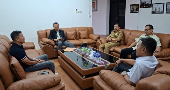 
					Ketua Umum KONI Lampung, Taufik Hidayat, saat menggelar pertemuan dengan pengurus demisioner Ikatan Sport Sepeda Indonesia (ISSI) Lampung ( dok Humas KONI Lampung).