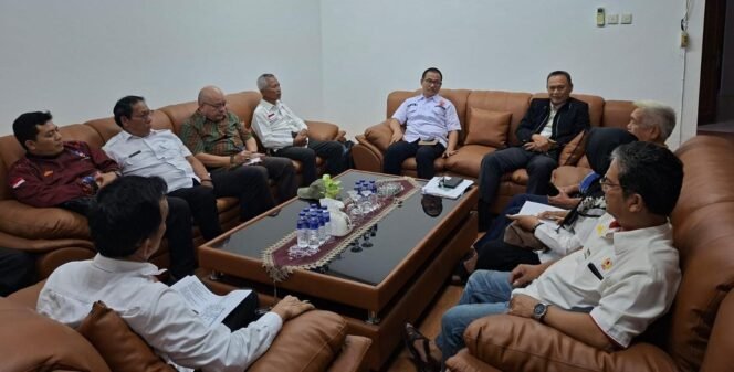 
					Poto: Ketua KONI Lampung saat audiensi dengan pengurus cabor cabor anggar 
(dok Koni Lampung)