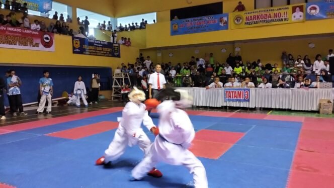 
					Poto: Atlet bertanding di Kejuaraan karate gubernur cap V Lampung 2026 (dok KONI Lampung)