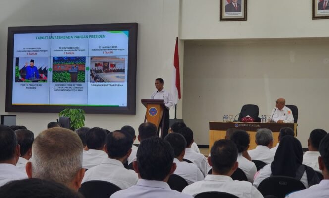 
					Menteri Pertanian Republik Indonesia Amran Sulaiman saat memberikan materi saat Retret PWI di Pusat Kompetensi Bela Negara, Cibodas, Rumpin, Bogor ( poto Lim).