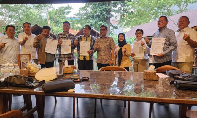 
					Poto bersama usai penyerahan SK oleh Ketua Umum Abdul Rivai Ras (poto Lim).