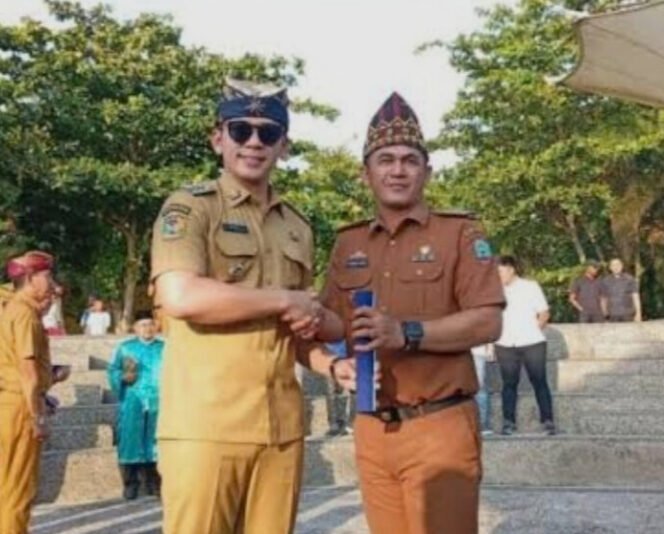 
					Kepala Dinas PUPR Lampung Selatan, Agnatius Syahrizal, bersama Bupati Lamsel 
(Ist)