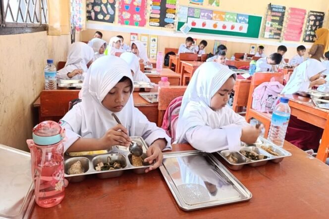 
					Poto: Siswa siwi menyantap menu dari dapur MBG.