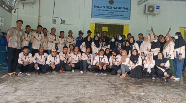 Poto: Petugas Damkar bersama Pegawai SPPG kelurahan Bumi Agung Kalianda (ist).