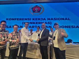 Ketua PWI lampung Wirahadikusumah, menyerahkan surat dukungan Gubernur Lampung kepada Ketua PWI Pusat Munir, terkait kesiapan lampung tuan rumah HPN dan Porwanas 2027