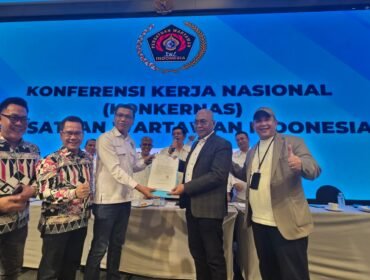 Ketua PWI lampung Wirahadikusumah, menyerahkan surat dukungan Gubernur Lampung kepada Ketua PWI Pusat Munir, terkait kesiapan lampung tuan rumah HPN dan Porwanas 2027