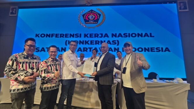 
					Ketua PWI lampung Wirahadikusumah, menyerahkan surat dukungan Gubernur Lampung kepada Ketua PWI Pusat Munir, terkait kesiapan lampung tuan rumah HPN dan Porwanas 2027