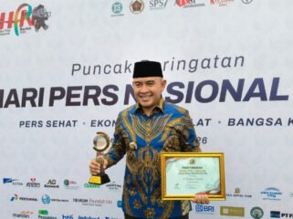 Teks foto : Bupati Tanah Laut H Rahmat Trianto usai menerima penghargaan SIWO Award di acara HPN 2026 yang diserahkan Muhaimin Iskandar Menteri Koordinator 