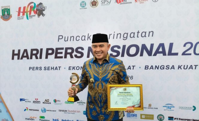 
					Teks foto : Bupati Tanah Laut H Rahmat Trianto usai menerima penghargaan SIWO Award di acara HPN 2026 yang diserahkan Muhaimin Iskandar Menteri Koordinator 