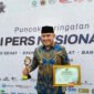 Teks foto : Bupati Tanah Laut H Rahmat Trianto usai menerima penghargaan SIWO Award di acara HPN 2026 yang diserahkan Muhaimin Iskandar Menteri Koordinator 