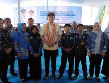 Poto: Bupati Lamsel bersama  siswa SMPN Satu Atap 2 Kalianda 
(Diskominfo Pemkab Lamsel ).