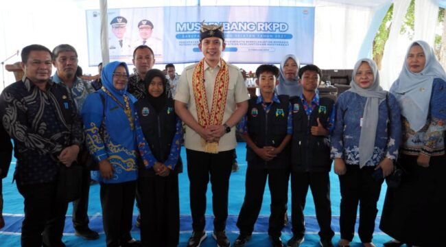 Poto: Bupati Lamsel bersama  siswa SMPN Satu Atap 2 Kalianda 
(Diskominfo Pemkab Lamsel ).