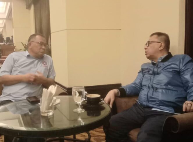 
					Poto: M. Alzier Dianis Thabranie,kanan, bersama Ketua Umum FSPPI, Jemmy Pongo (IST).