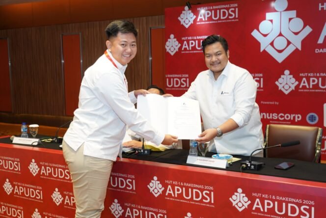 
					Poto: Akbar Bintang Putranto saat menerima SK sebagai ketua APUDSI Lampung