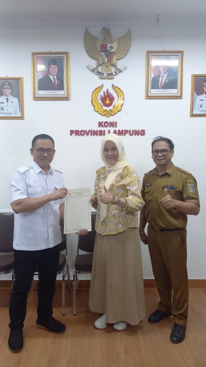 
					Poto::Wakil Ketua Umum II KONI Lampung Riagus Ria bersama tim Medis Atlet (ist)