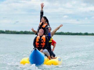 Poto: Wisatawan mejikmati wahana permainan di Grand Elty Kalianda ( ist)