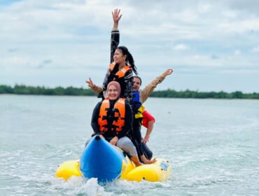 Poto: Wisatawan mejikmati wahana permainan di Grand Elty Kalianda ( ist)