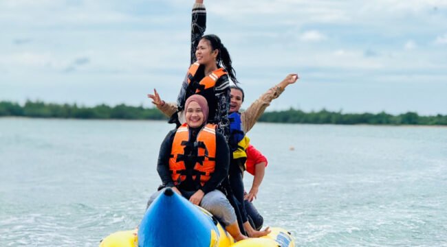 Poto: Wisatawan mejikmati wahana permainan di Grand Elty Kalianda ( ist)