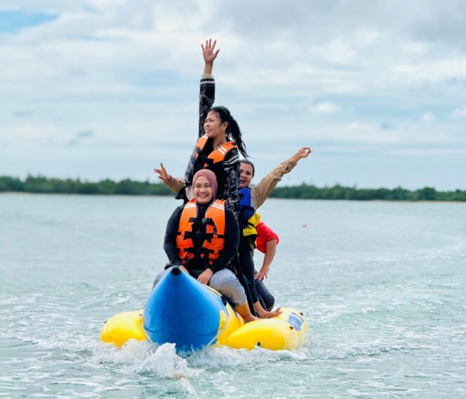
					Poto: Wisatawan mejikmati wahana permainan di Grand Elty Kalianda ( ist)