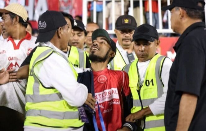 
					Poto: Suporter intimidasi Wartawan peliput pertandingan antara Malut United dan PSM Makassar di Stadion Gelora Kie Raha, Ternate, Maluku Utara.