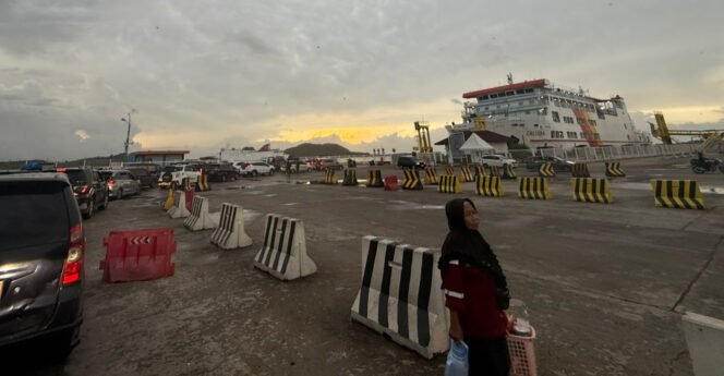 
					Poto: Situasi arus mudik pelabuhan bakau heni pagi hari tampak tidak ada penumpukan (Ary)