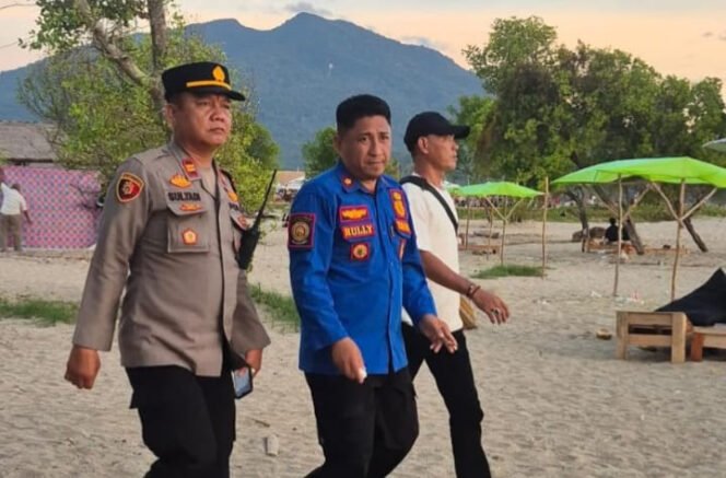 
					Poto; Kapolrsk Kalianda dan Tim Damkar langsung cek lokasi korba terseret ombak (ist)