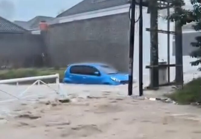 
					Poto: Mobil warga terseret Air akibat banjir di Kota Bandar Lampung  (ist/St)