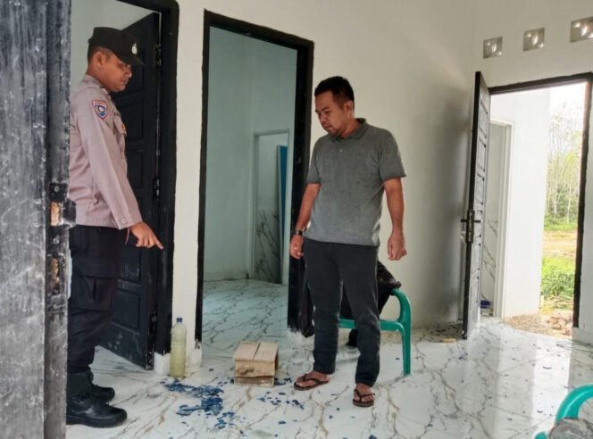 
					Poto: Tampak pecahan kaca di rumah kediaman Ketua PWI Waykanan (Ist).