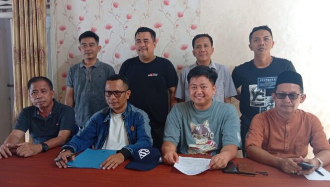 
					Poto: Akbar Bintang Putranto bersama pengacara ( ist).