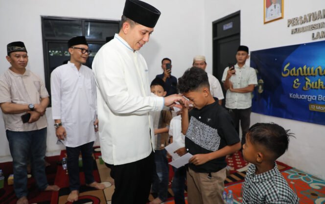 
					Poto: Bupati Lamsel memberikan santunan anak yatim. Di acara buka bersama PWI Lamsel