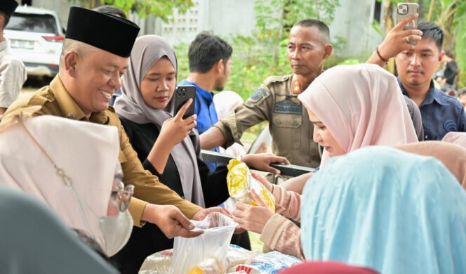 
					Poto: Bantu masyarakat pemkab Peswaran gelar Bazar murah 