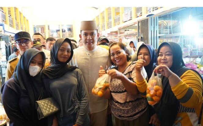 
					Poto: Bupati Lamsel bersama pedagang di Pasar Natar ( ist/ StoryTime).