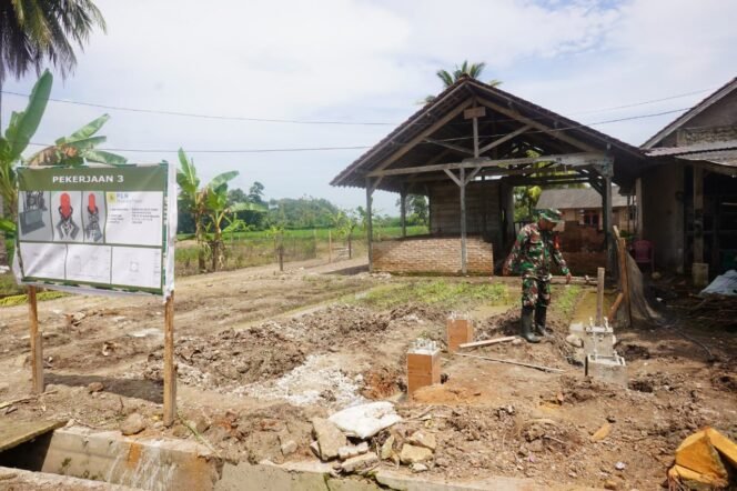 
					TMMD ke-127 Kodim 0421/Lampung Selatan Bangun RTLH dan Infrastruktur Warga