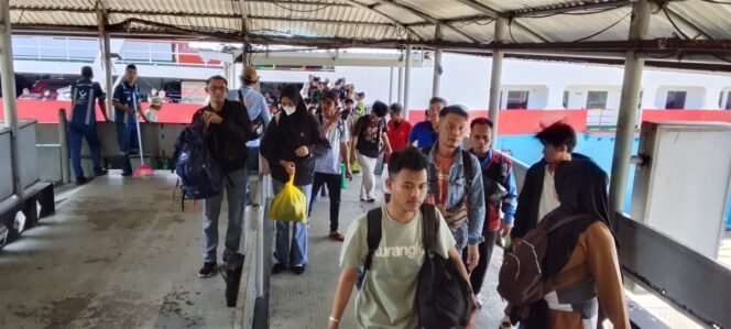 
					Poto: Pemudlk memadati Pelabuhan Bakauheni Lamunh 
( yunk/St).