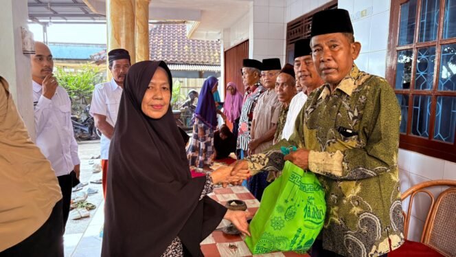
					Poto: Saat Yayasan Aksi Rumah Inspirasi menyalurkan bantuan sembako kepada masyarakat sekitar
 (Ary,s/ StoryTime))